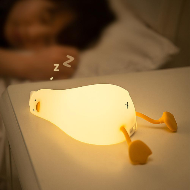 即使發光也懶洋洋！《懶散鴨鴨桌燈》用軟軟又慵懶的身體照亮休息的空間！ (2)