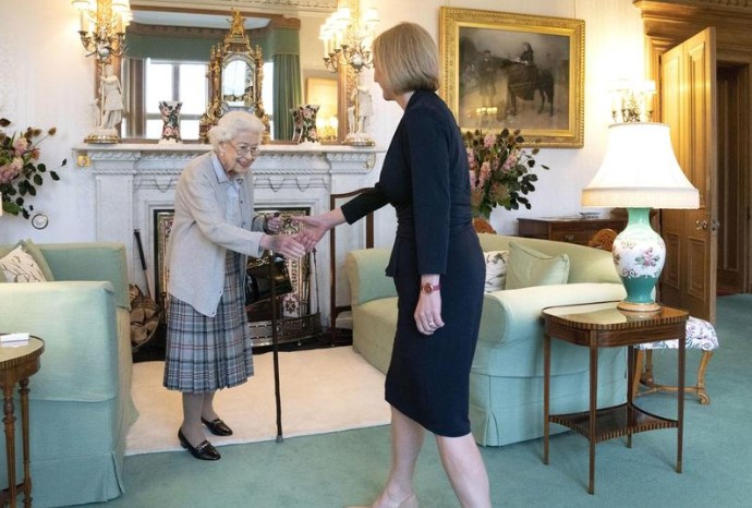 【英女王逝世】最後一次公開行程 英國媒體就注意到女王的「不對勁」手發黑拿拐杖！2天後駕崩 (1)