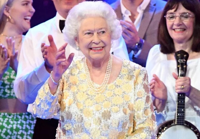 英國女王辭世／背包客認不出！女王幫掌鏡「搭肩隨扈合影」…她沒動怒反而這樣做